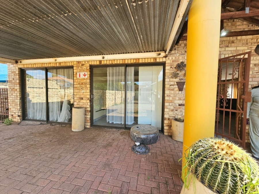 5 Bedroom Property for Sale in Kannoniers Park North West